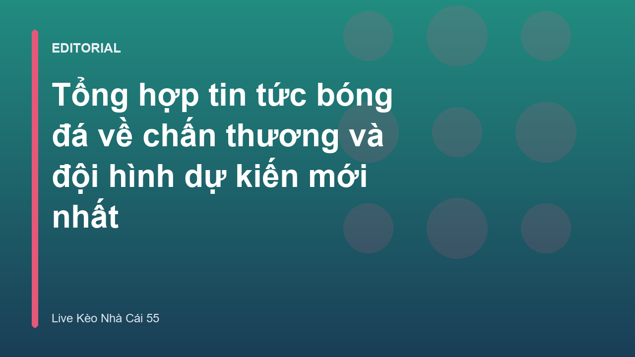 Cầu thủ bóng đá đang được kiểm tra chấn thương trên sân